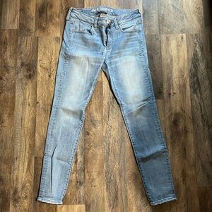 American eagle light wash skinny jeans size 8